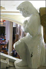 Angelas virš didžiojo altoriaus. Klaudijaus Driskiaus fotografija