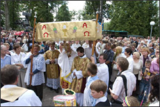 Švč. Sakramento procesija per Žolinių atlaidus. Iš parapijos archyvų 